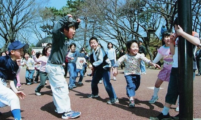 Học cha mẹ Nhật kích thích “hoóc môn hạnh phúc” cho con bằng những việc cực kì đơn giản